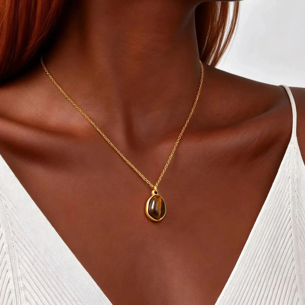 Ketting met geometrische hanger en tijgeroogsteen