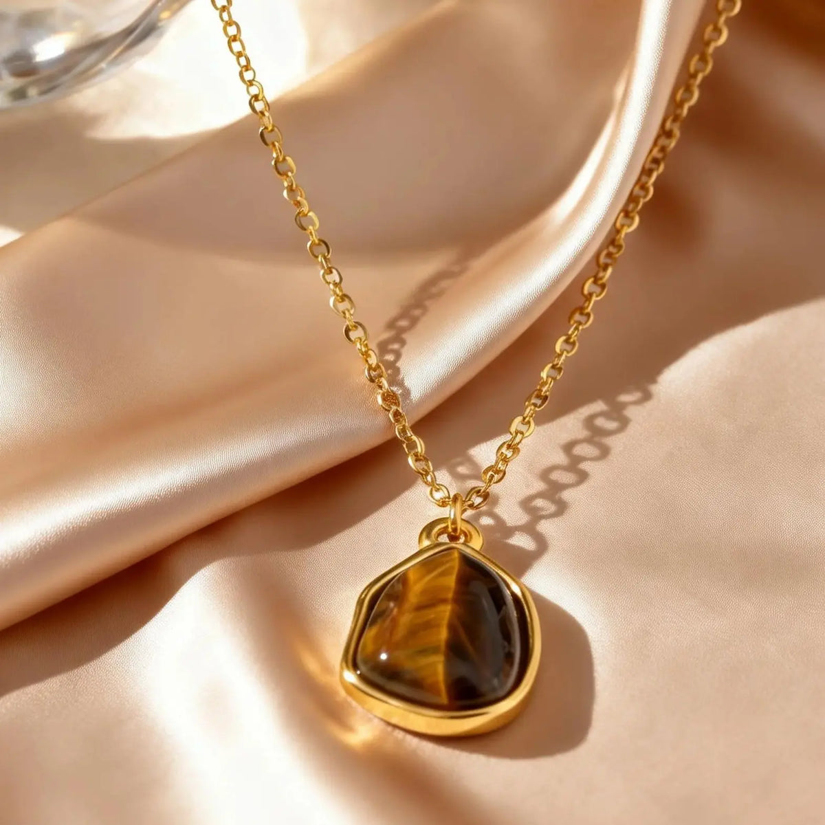 Ketting met geometrische hanger en tijgeroogsteen