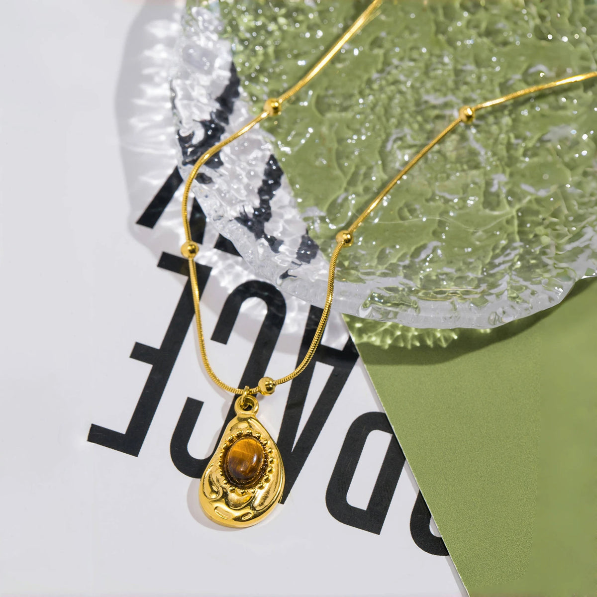 Ketting met waterdruppelvormige hanger van natuurlijke tijgeroogsteen