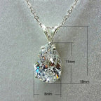 Ketting met hanger in de vorm van een waterdruppel van fonkelend kristal