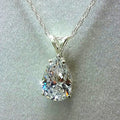 Ketting met hanger in de vorm van een waterdruppel van fonkelend kristal