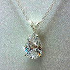 Ketting met hanger in de vorm van een waterdruppel van fonkelend kristal