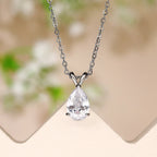 Ketting met hanger in de vorm van een waterdruppel van fonkelend kristal