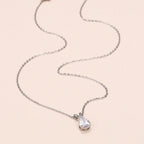 Ketting met hanger in de vorm van een waterdruppel van fonkelend kristal