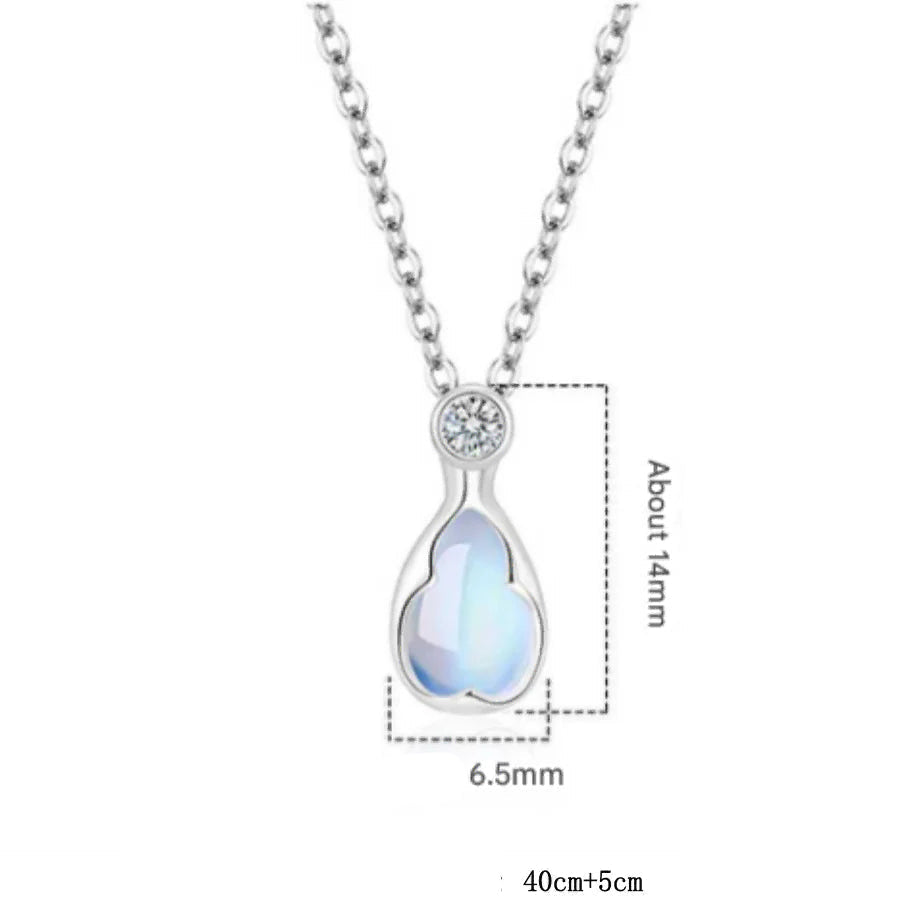Ketting met druppelvormige hanger van maansteen en kristal
