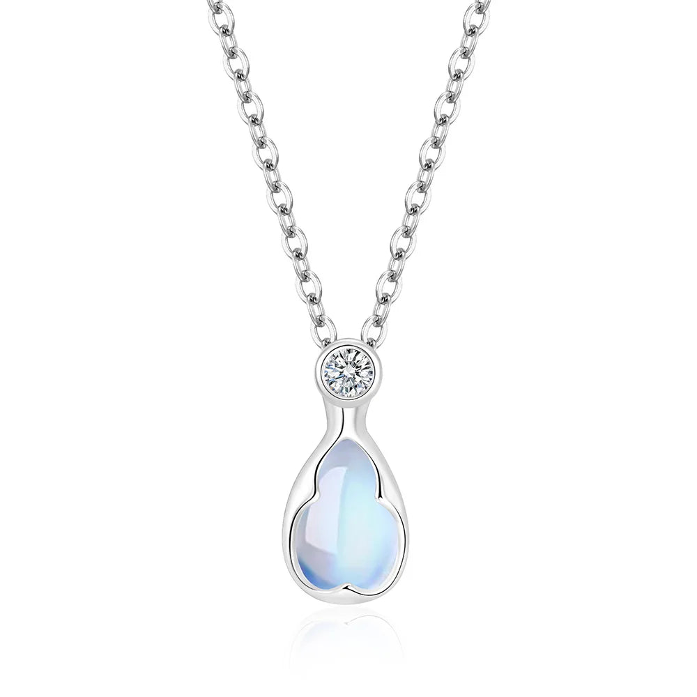 Ketting met druppelvormige hanger van maansteen en kristal