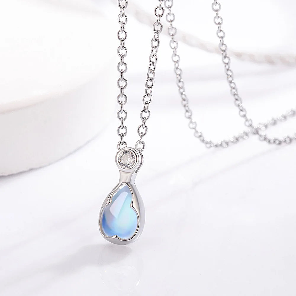 Ketting met druppelvormige hanger van maansteen en kristal