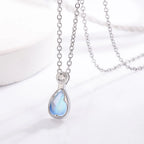 Ketting met druppelvormige hanger van maansteen en kristal