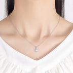 Ketting met druppelvormige hanger van maansteen en kristal
