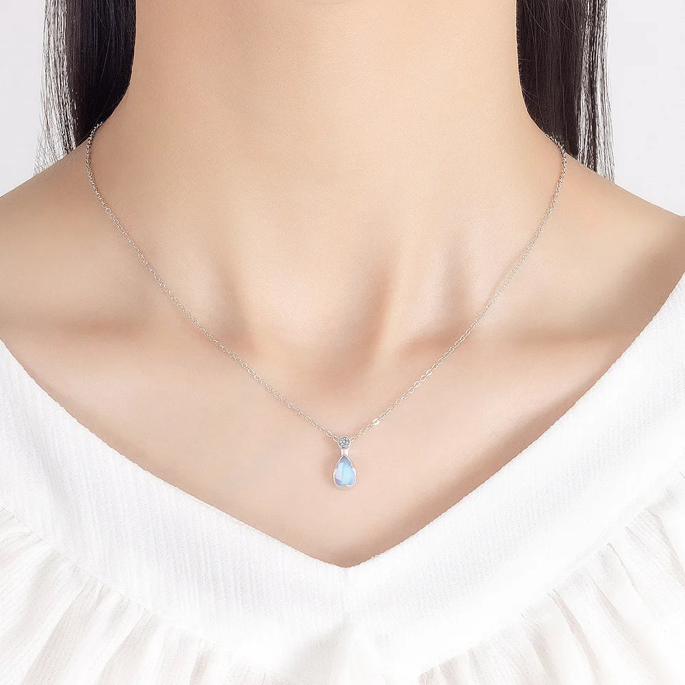 Ketting met druppelvormige hanger van maansteen en kristal