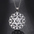 Halsketting met gegraveerde hanger met de Joodse symbolen Davidster en Chai