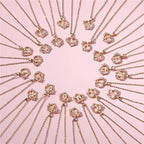 Halsketting met hart- en bloemeninitiale hanger