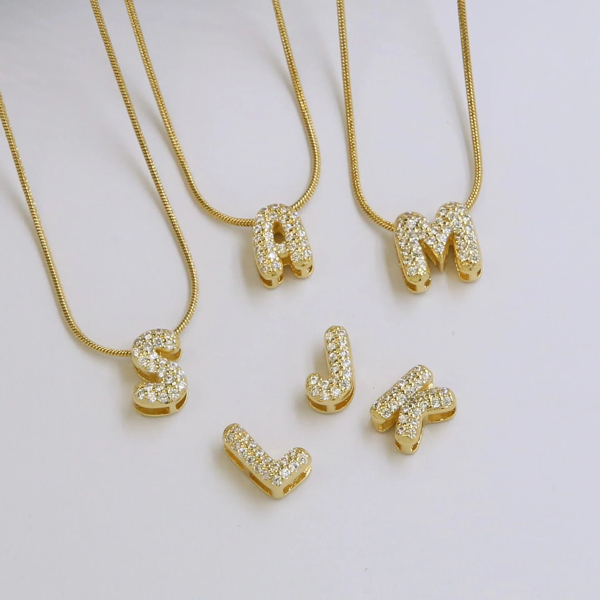 Halsketting met initialenhanger van strass