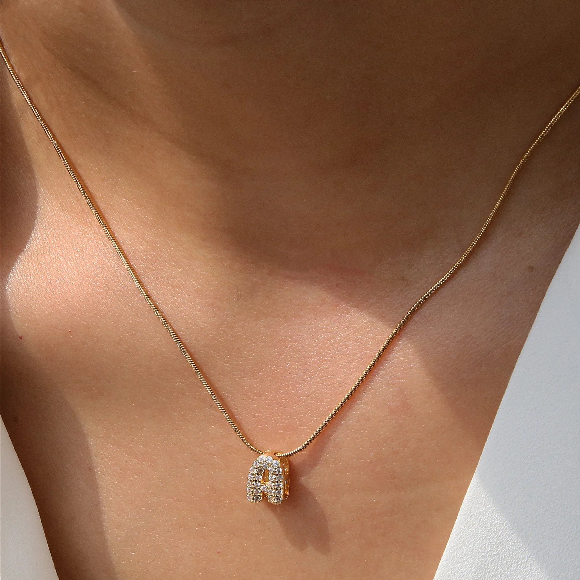 Halsketting met initialenhanger van strass a