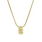 Halsketting met initialenhanger van strass e