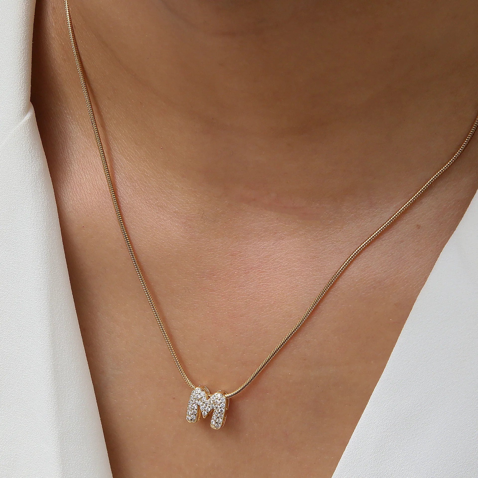 Halsketting met initialenhanger van strass m