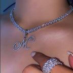Chokerketting met initiaalhanger en strass 