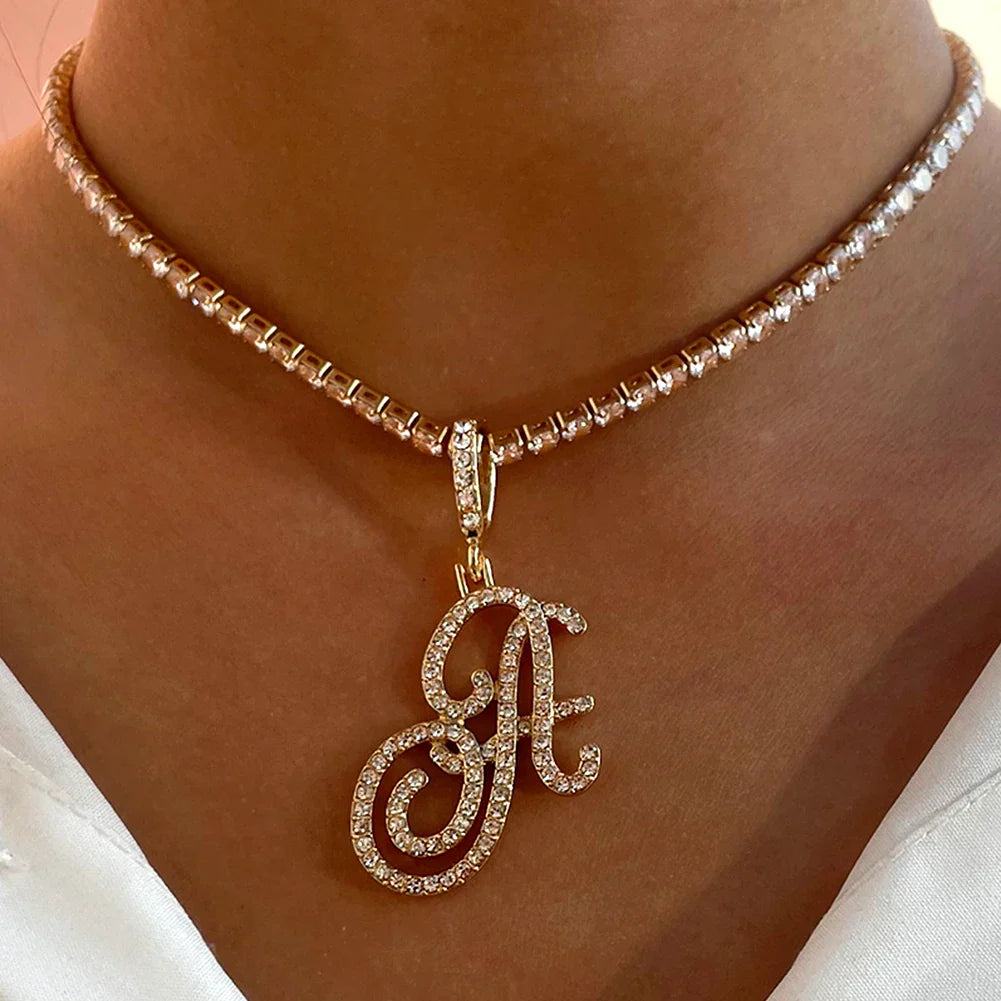 Chokerketting met initiaalhanger en strass a