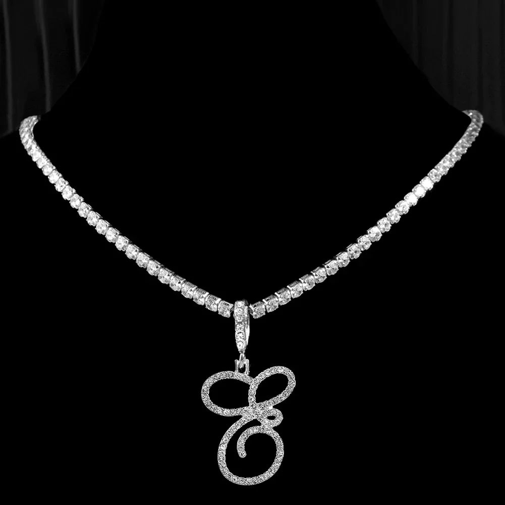 Chokerketting met initiaalhanger en strass e