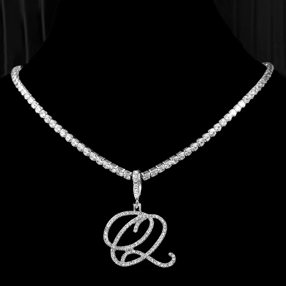 Chokerketting met initiaalhanger en strass q