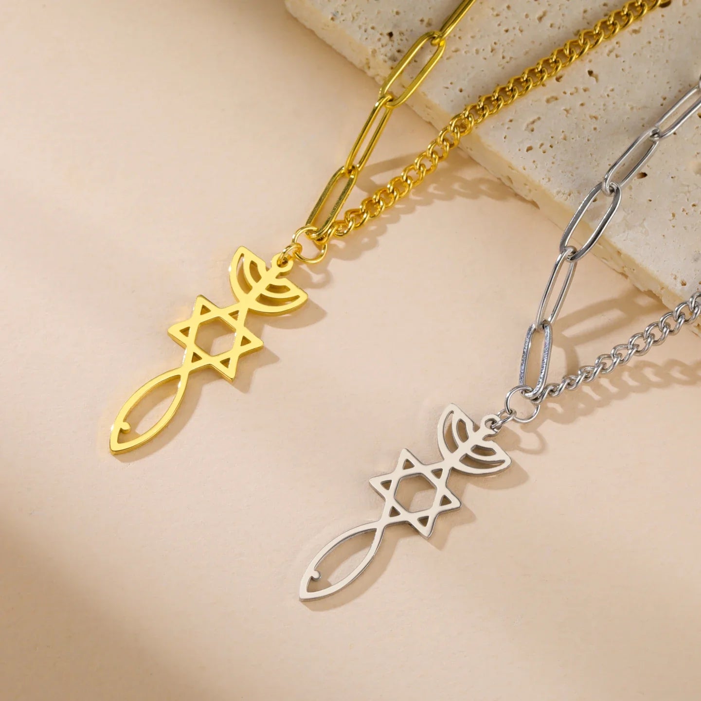 Ketting met Messiaanse Menorah hanger en de Davidster goud