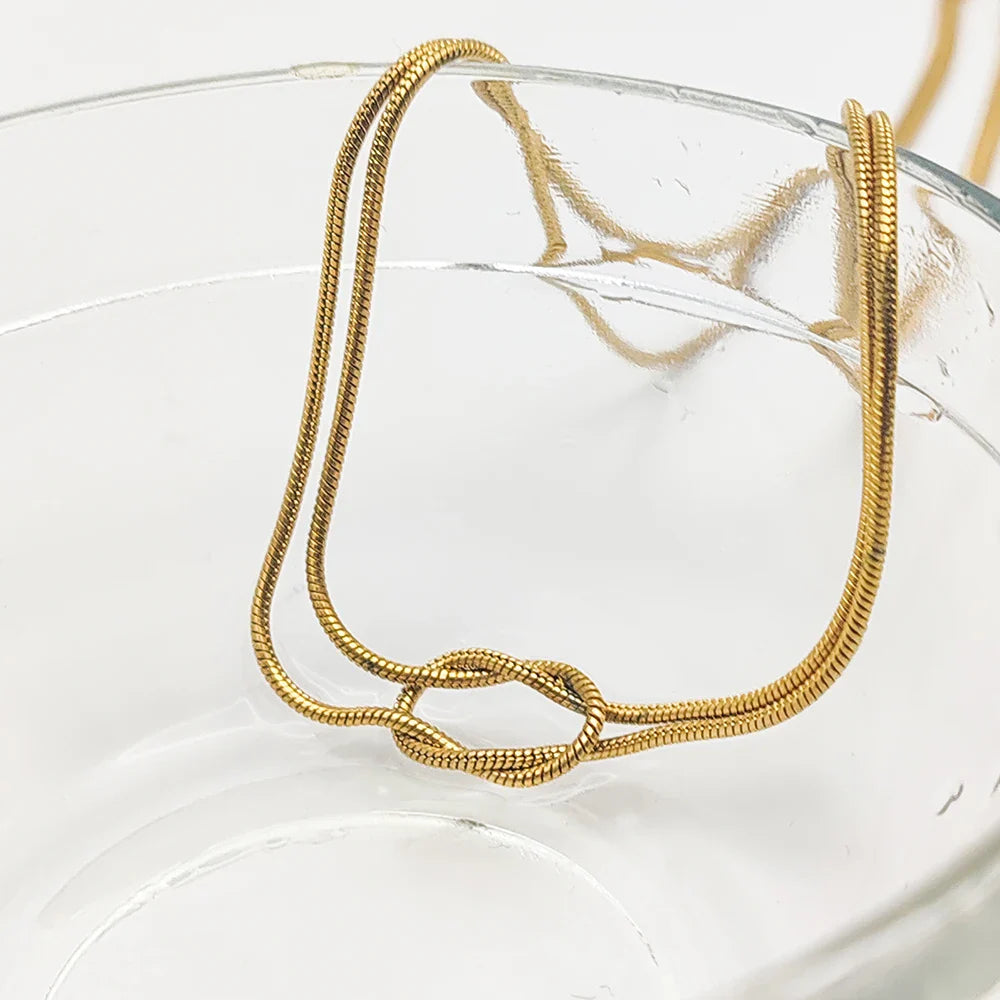 Halsketting met minimalistische knoophanger goud