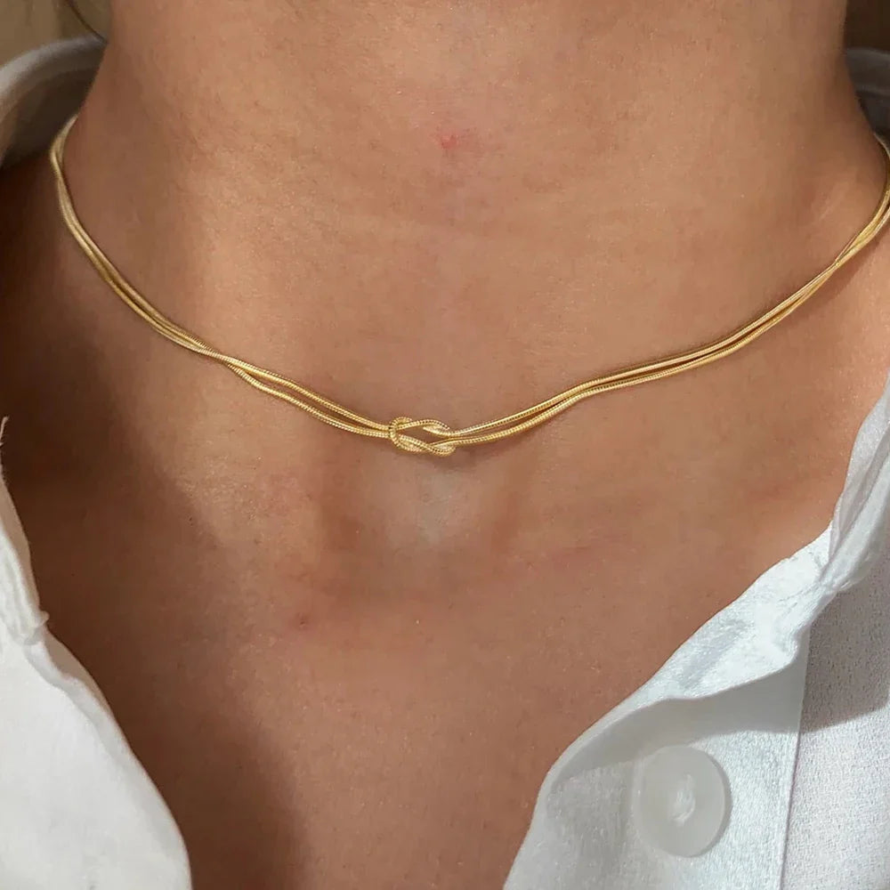 Halsketting met minimalistische knoophanger goud