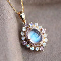 Ketting met ovale hanger van maansteen en fonkelende kristallen