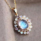 Ketting met ovale hanger van maansteen en fonkelende kristallen