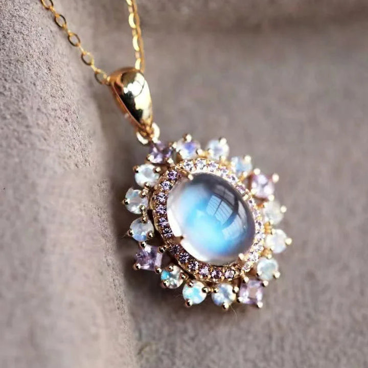 Ketting met ovale hanger van maansteen en fonkelende kristallen
