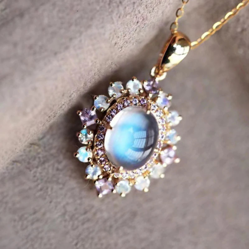 Ketting met ovale hanger van maansteen en fonkelende kristallen