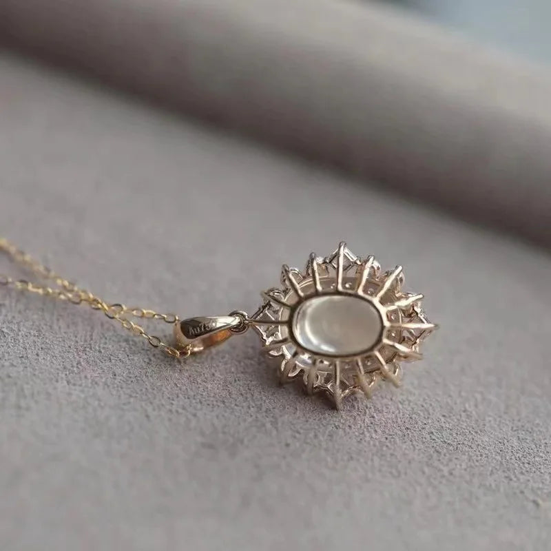 Ketting met ovale hanger van maansteen en fonkelende kristallen