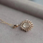Ketting met ovale hanger van maansteen en fonkelende kristallen