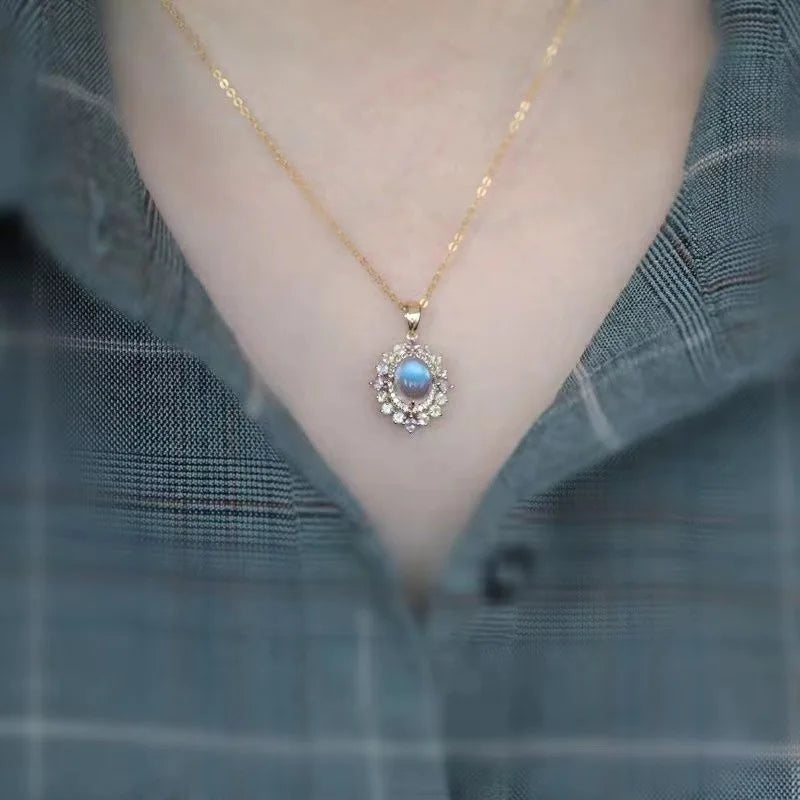Ketting met ovale hanger van maansteen en fonkelende kristallen