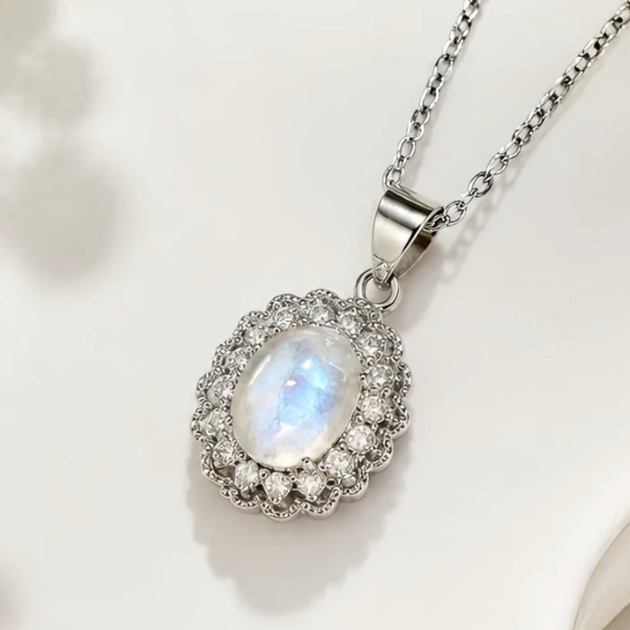 Ketting met kleine bloemenhanger van maansteen 