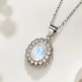 Ketting met kleine bloemenhanger van maansteen 