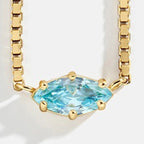 Ketting met oogvormige hanger met geboortesteen maart