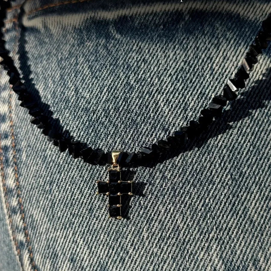 Ketting met zwarte fonkelende kruis choker hanger