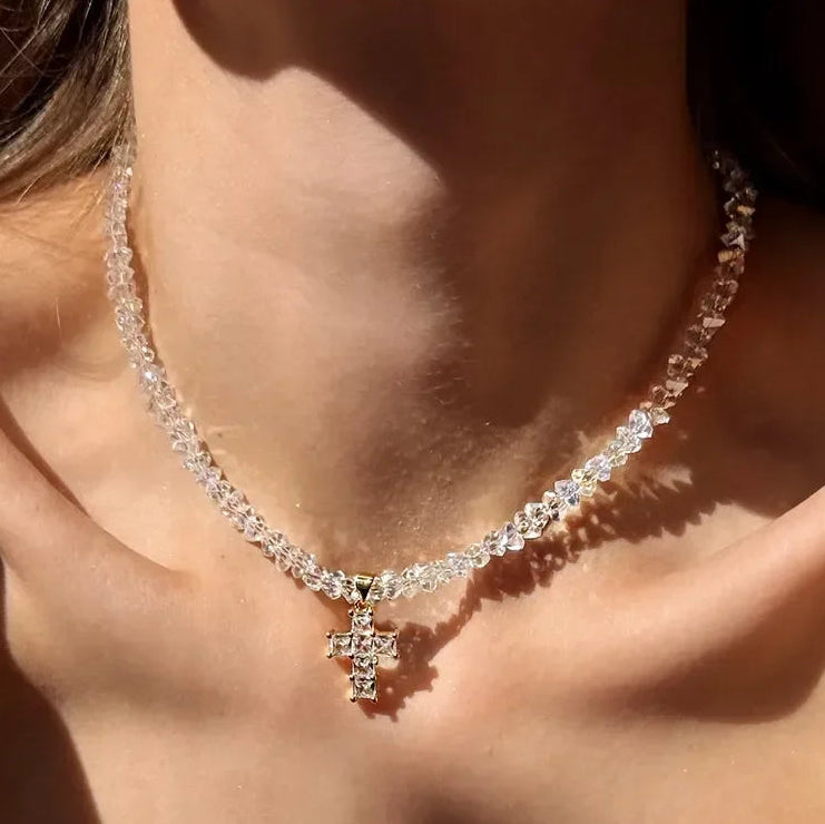 Ketting met witte fonkelende kruis choker hanger