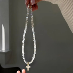 Ketting met witte fonkelende kruis choker hanger
