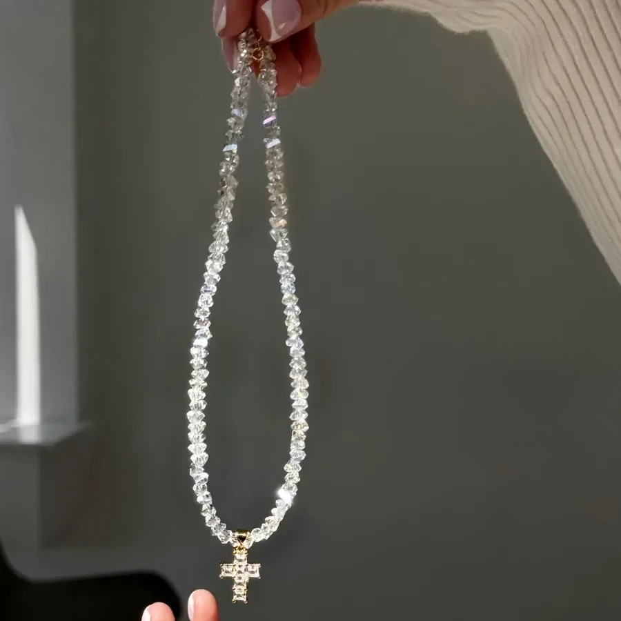 Ketting met witte fonkelende kruis choker hanger