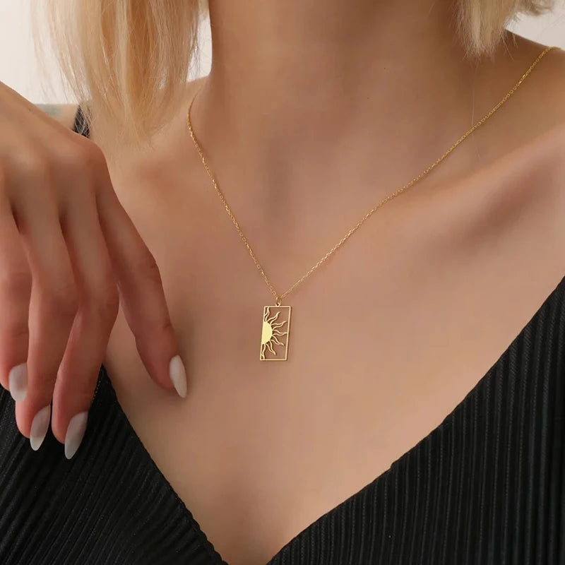 Collier avec pendentif rectangulaire demi-soleil or