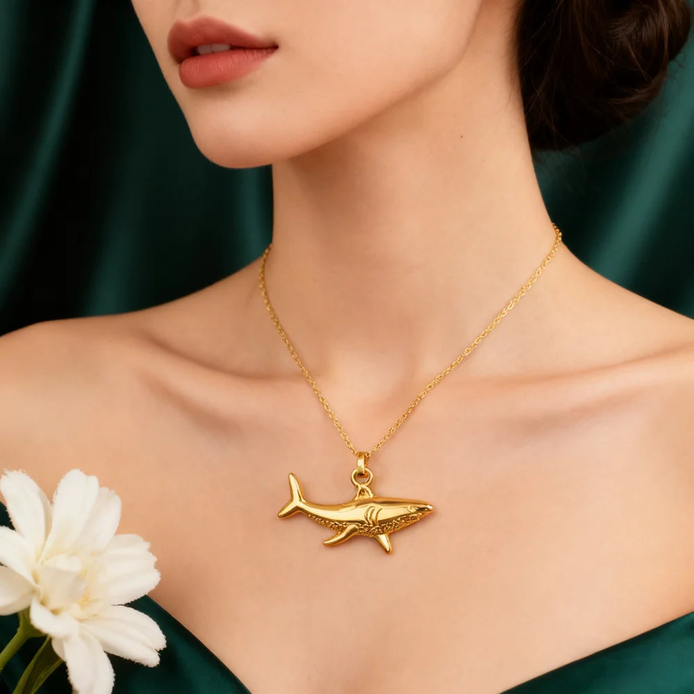 Ketting met gouden haaienhanger