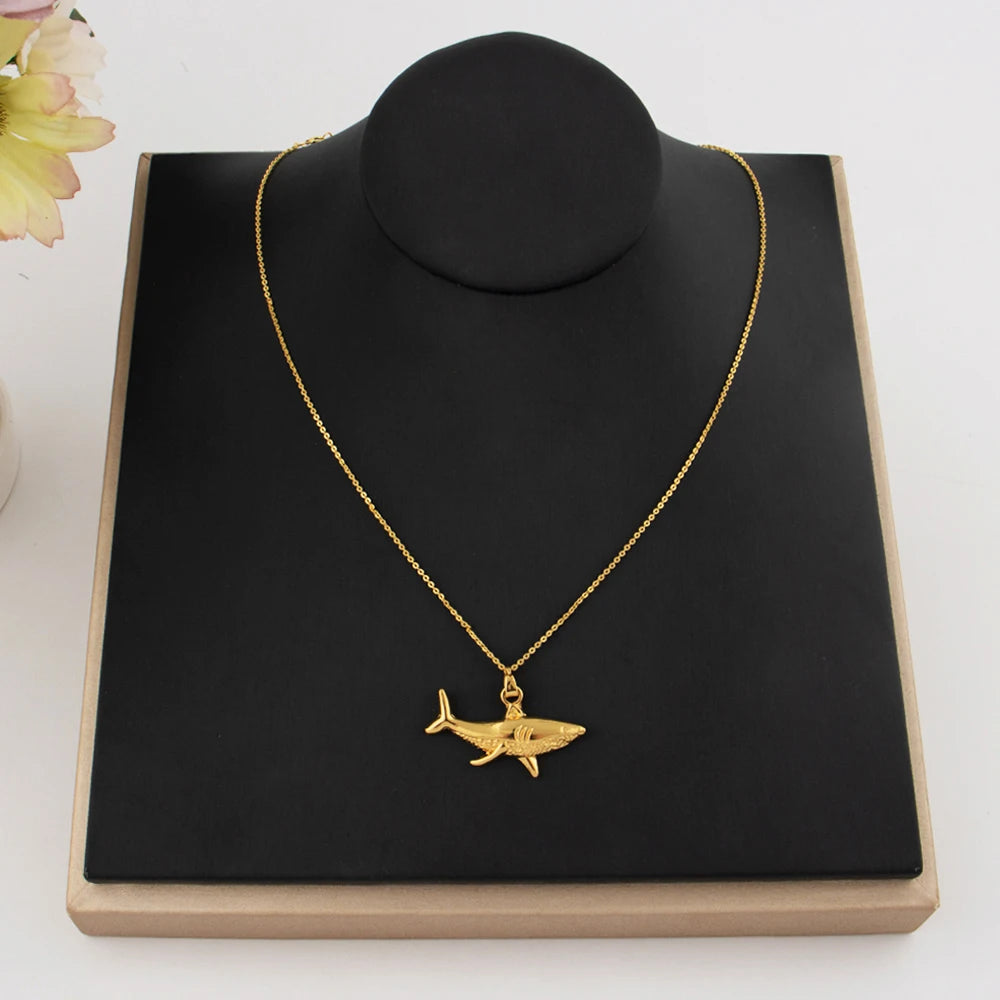 Ketting met gouden haaienhanger