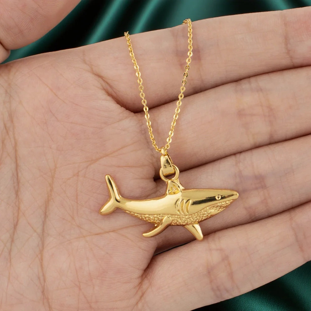 Ketting met gouden haaienhanger