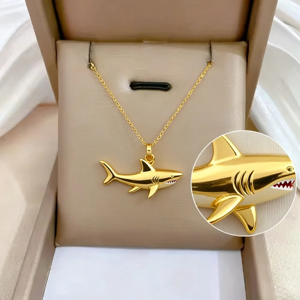 Ketting met gouden haaienhanger