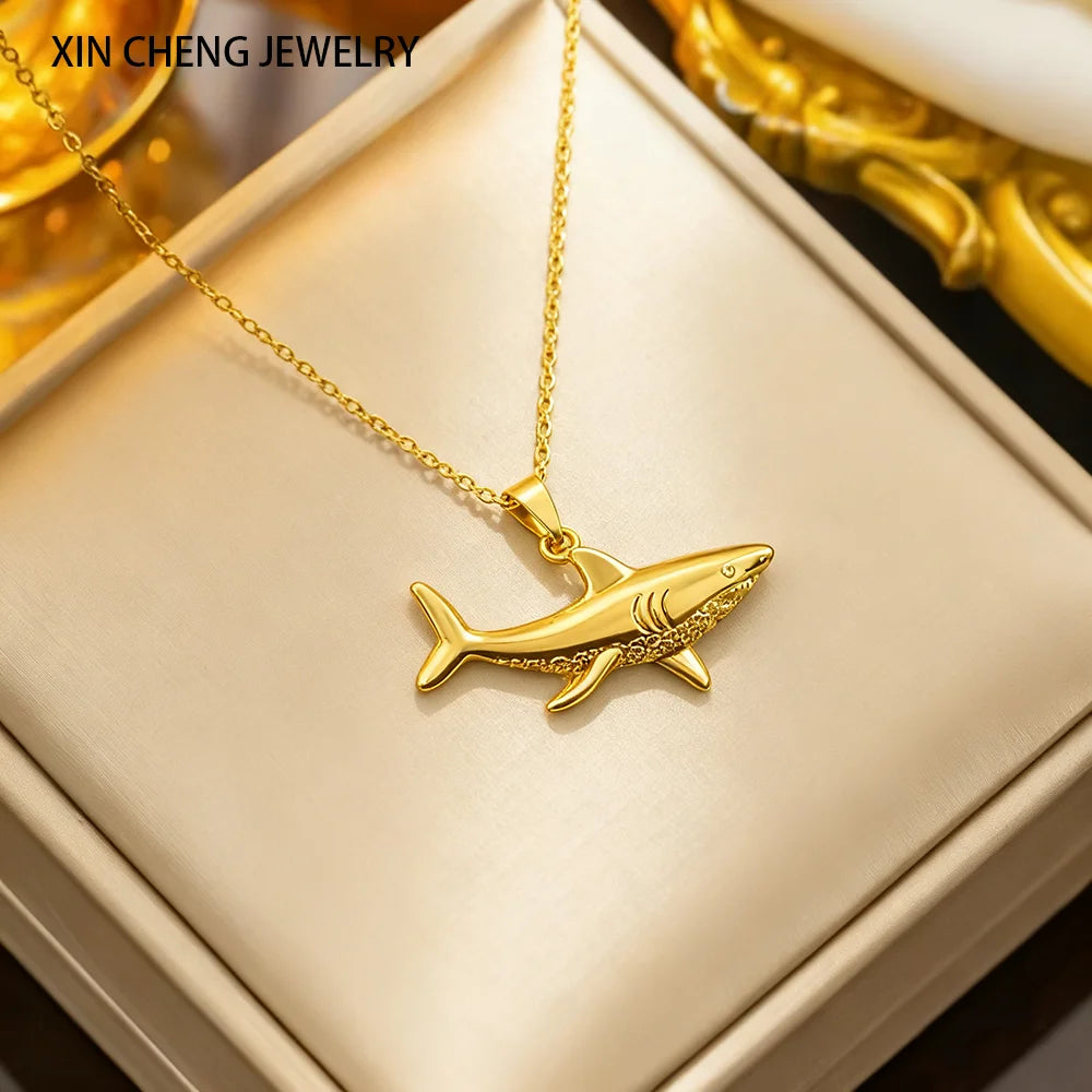 Ketting met gouden haaienhanger