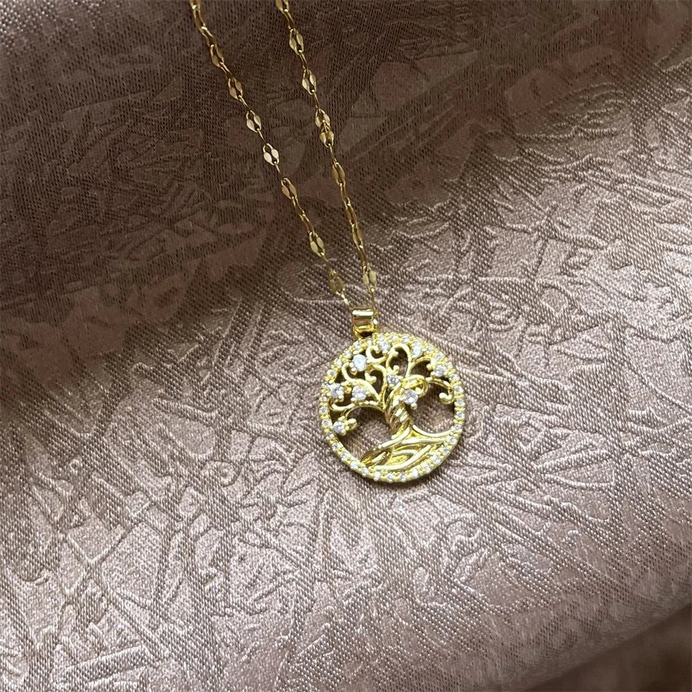 Ketting met ronde hanger levensboom bezet met kristallen