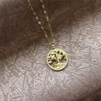 Ketting met ronde hanger levensboom bezet met kristallen
