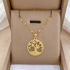 Ketting met ronde hanger levensboom bezet met kristallen